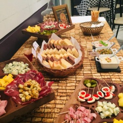 Mesa de Antepasto para complementar festa estilo Boteco.