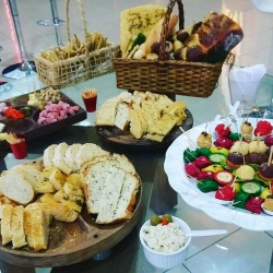 Mesa de Antepastos em Inaugurao de loja.