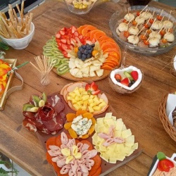 Mesa de Antepastos para comemorar bodas de casamento.