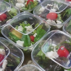 Mini saladinhas com molhos especiais...