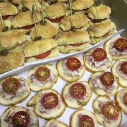 Pão de milho com calabresa e bruschetta de frios...