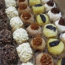 Os verdadeiros doces gourmet...
Elaborados com verdadeiro leite condensado e mexido na panela...