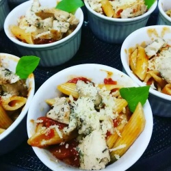 Penne ao molho de tomate seco com manjerico...