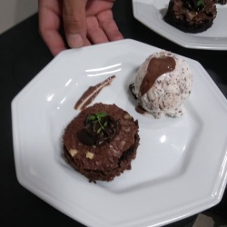 Brownie de chocolate com nozes, sorvete de flocos e calda de chocolate...