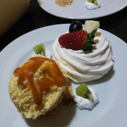 Pavlova com frutas, chantilly e sorvete de creme com calda de caramelo...