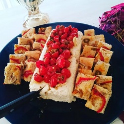 Terrine queijo Minas com cream cheese e foccacias.