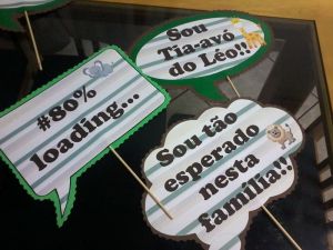 placas comemorativas... 
frases e estampas conforme sua festa