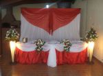 Casamento vermelho com colunas iluminadas