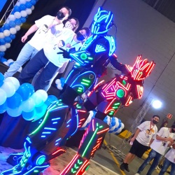 Servios de Animao de Festas com Robs de Led, Personagens vivos, Servios para festas infantis, casamentos, 15 anos, corporativo, escolas, Feiras e Eventos, entre em contato WhatsApp (11) 94918-3546
#robo #rodeled #rob #robozo #robodeledparafestas #megatrom #cover #robobel #roboled #casamento #festa #evento #15anos #aniversario #loja #empresa #robotequileiro #tequileiro