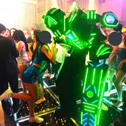 Servios de Animao de Festas com Robs de Led, Personagens vivos, Servios para festas infantis, casamentos, 15 anos, corporativo, escolas, Feiras e Eventos, entre em contato WhatsApp (11) 94918-3546
#robo #rodeled #rob #robozo #robodeledparafestas #megatrom #cover #robobel #roboled #casamento #festa #evento #15anos #aniversario #loja #empresa #robotequileiro #tequileiro