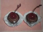 copinhos de chocolate com musse e cereja