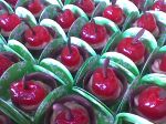 Copinhos e chocolate com cereja