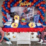Decora��o Homem Aranha 
com mesa retangular vai tecido na mesa azul ou branco transparente  como no tema Liga da Just�a