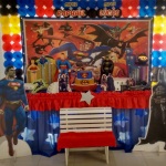 Liga da Justi�a/ Super Her�is com tela de bal�es , 
Montamos tamb�m em mesa proven�al .