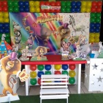 Madagascar Circo 
obs: cont�m 2 cubos com luz ,ou se preferir pode escolher outra estrutura de mesa como nas outras decora��es , mesa retangular com babado .