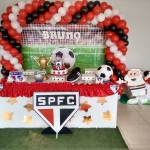 Time S�o Paulo com painel e arco de bal�es