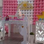 Princesa com mesa provençal e cubos
Pode trocar por cortinado invés de tela de balões
Fazemos para menino