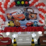 Carros disney com arco de bal�es.