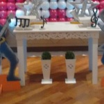 Teen /Musical 
Montamos com painel com DJ ou painel todo de bal�es com o numero da idade do aniversariante ou aplique do nome .Mesa Proven�al com Cubos