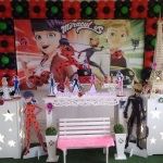 Ladybug e Cat noir
Montamos em outros modelos de mesa do nosso site.

#decoracaoladybug