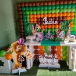 Madagascar floresta 
obs: cont�m 2 cubos com luz ,ou se preferir pode escolher outra estrutura de mesa como nas outras decora��es , mesa retangular com babado .