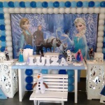 #Frozen
Mesa colmeia + 2 cubos com luz