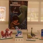 O bom Dinossauro 
Display de mesa e de banner personalizado. 
Ou se preferir banner do tema com cortinado ou painel todo de baloes e mesa conforme outros temas do site 
#o bom dinossauro