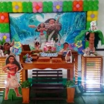 Decora��o Moana 
com  duas mesas no centro e dois cubos .