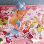 Op��o de painel Alice no Pa�s das Maravilhas montamos com tela ou arco de bal�es no painel . E tamb�m temo a op�ao de montar no modelo de mesa com tecido.