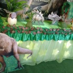 Dinossauros com tecido verde na mesa
*Montamos com mesa provenal .