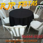 Jogo de Mesa com tampo redondo de 90cm de dimetro 
06 cadeiras. R$ 20,00  
Obs.: No acompanha a toalha.
Frete grtis para alguns bairros da Zona Norte