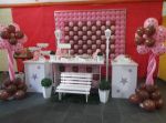 Decoração Clean Rosa e Marron com coluna de Flor