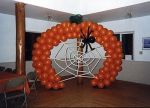 Arco com teia e aranhas