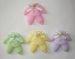 Casaquinhos em biscuit, pode ser uma lembrancinha de um Ch� de bebe com um im� de geladeira, como pode ser apenas um enfeite.