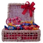 CESTA BAÚ DE DELICIAS
Um verdadeiro tesouro: Variedades Lacta: chocolates: bis, sonho de valsa, sonho de valsa branco, ouro branco, lancy, shot, laka, diamante negro, amandita, confeti, lacta creme, lacta amendoim. Variedades Nestle: Galak, Smash, Diplomata, Milkybar, Sensação, Crunch, Sedução, Prestígio, Noblesse, Charge, Alpino, Hawai, Chokito, Chomp e Lo Coco. Variedades Garoto: serenata de amor, serenata light, surreal, surreal branco, surreal amendoim, mundy avelã, mundy cream, mundy marfim, mundy mousse, alô doçura, nougat, opereta, crocante, torrone, rum, caribe, it coco, moom marshmallow, moom caramelo, baton. R$ 109,00
Baú em vime cana da india, tamanho 27x19x10cm
Contendo 1,200 kg de bombons Lacta, Garoto e Nestle..
Imagem meramente ilustrativa.
Obs: Na falta de algum produto, o mesmo será substituído pôr outro de igual padrão e qualidade.
VENDAS AGENDADAS POR TELEFONE 2704-7765