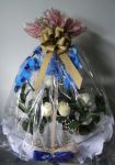 Cesta com Orqu�dea Azul e Rosas Brancas.
