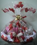 Cesta com Chocolates, Biscoitos, Balas, pel�cia, garrafa de vinho com ta�as e muito mais.