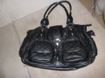 Bolsa em Couro Sintético - Preta, com diversos bolsinhos (laterais, na frente, atrás)
Em bom estado, apenas com alguns desgastes nas alças.
Referência: 002
De: R$ 15,00, por R$ 10,00 + frete