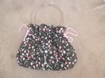 Mini Bolsinha de Mão - Estampa Floral, com fechamento com cordão.
Detalhe de Strass e lacinho (nova)
Referência: 003
R$ 8,00 + frete