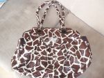 Bolsa Tayla.
COres: Marrom e bege.
Possui bolsos laterais, com fechamento em ziper. (produto usado)
Apenas R$ 9,00 + frete.
(para comprar esta peça, entre em contato através do email vintage-brecho@bol.com.br)