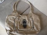 Linda bolsa, sintética, nas cores bege e detalhes em marrom, con fechamento em ziper. (produto usado)
Apenas: R$ 7,00 + frete.
(para comprar esta peça, entre em contato através do email vintage-brecho@bol.com.br)