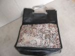 Bolsa/Sacola Suzie
Bolso externo, com lindas alças em metal. (produto usado)
Apenas: R$ 10,00 + frete.
(para comprar esta peça, entre em contato através do email vintage-brecho@bol.com.br)