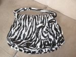 Bolsa Zebrinha.
Possui detalhe de laço externo.
Cores: Preto e Branco.
Apenas: R$ 7,00 + frete.
(para comprar esta peça, entre em contato através do email vintage-brecho@bol.com.br)