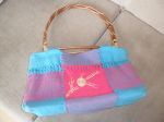 Bolsa Luara.
Em linha, e alças em bambu, e detalhe bordado.
Produto usado.
Apenas: R$ 15,00 + frete.
(para comprar esta peça, entre em contato através do email vintage-brecho@bol.com.br)