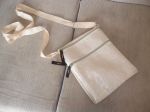 Bolsa Tiracolo Mara.
Cor: Bege. Posui bolsos com fechamento em ziper.Multiuso. (produto usado)
Apenas: R$ 9,00 + frete.
(para comprar esta peça, entre em contato através do email vintage-brecho@bol.com.br)