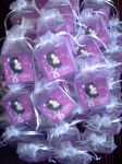 Caixinha acrílica 7x7x4cm, lilás, com saquinho de organza e adesivo personalizado. Sob consulta de tamanho.