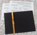 Convite 15x20cm, em envelope papel color plus ou vergê, com laço channel, arte interna impressa em qualidade fotográfica, 100% personalizada. Valores sob consulta.
