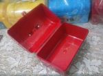Maletinha Baú, tamanho: 10cm altura x 15cm de comprimento x 9cm de largura (profundidade).maletinha com adesivos, sem embalagem e laço.