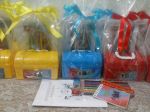 Maletinha com kit para colorir.
(revista para colori + lápis de cor 12 cores grande) + maletinha com adesivos personalizados.