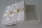 Caixa mdf decorada com renda na tampa. 10X10X5cm